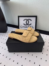 CC SLIPPERS IN YELLOW CREAM CALFSKIN